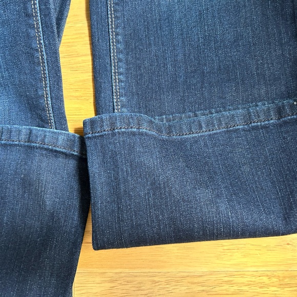 White House Black Market Boot Cut Mid Rise Jeans!! Size 4 but fits like a 6. - Picture 10 of 12